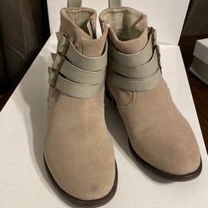 Light tan suede zise 7 ankle boots